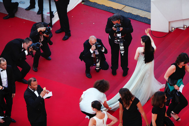 Clip: Lý Nhã Kỳ được MC đọc tên giới thiệu khi bước trên thảm đỏ LHP Cannes - Ảnh 11.