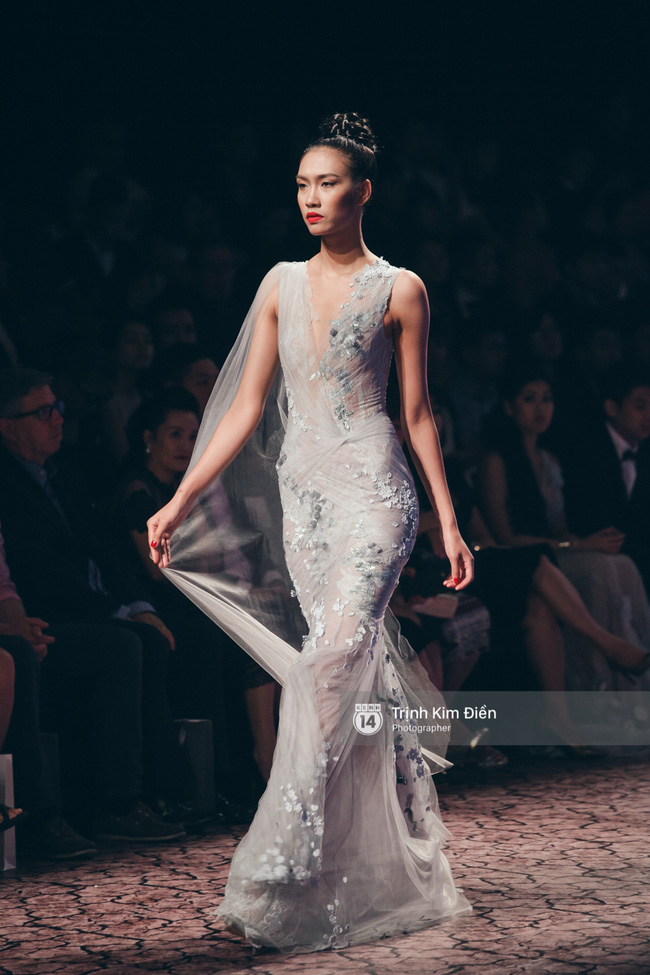 Kỳ Duyên, Phạm Hương đọ trình catwalk trong show thời trang cùng loạt mẫu đình đám - Ảnh 21.