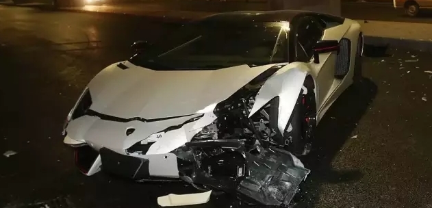Siêu xe Lamborghini của Lý Dịch Phong gặp tai nạn thảm khốc trong đêm - Ảnh 1.
