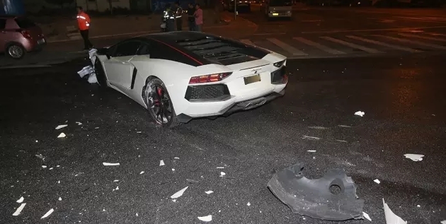 Siêu xe Lamborghini của Lý Dịch Phong gặp tai nạn thảm khốc trong đêm - Ảnh 4.