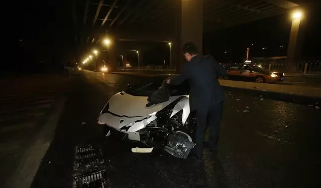 Siêu xe Lamborghini của Lý Dịch Phong gặp tai nạn thảm khốc trong đêm - Ảnh 7.
