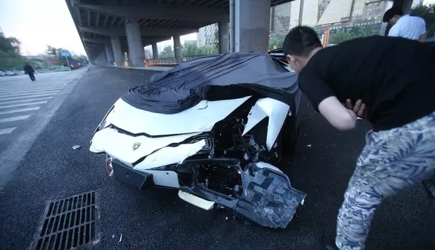 Siêu xe Lamborghini của Lý Dịch Phong gặp tai nạn thảm khốc trong đêm - Ảnh 9.