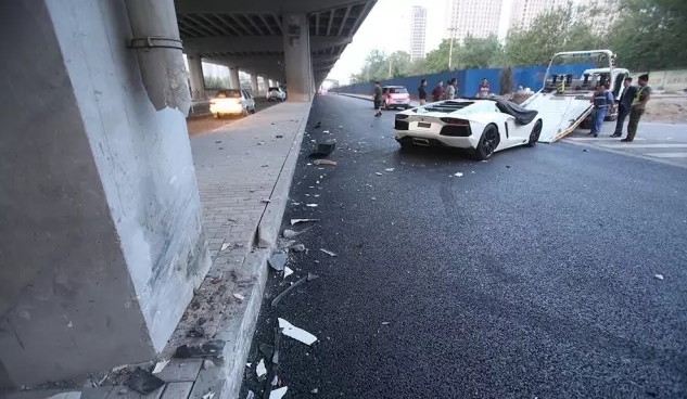 Siêu xe Lamborghini của Lý Dịch Phong gặp tai nạn thảm khốc trong đêm - Ảnh 10.