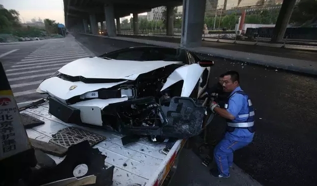 Siêu xe Lamborghini của Lý Dịch Phong gặp tai nạn thảm khốc trong đêm - Ảnh 12.