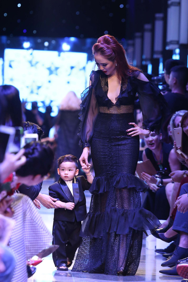 Diễm Hương lần đầu trình diễn thời trang cùng con trai
