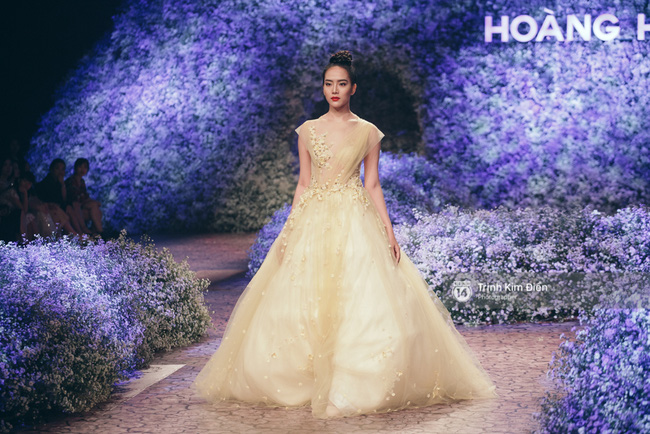 Kỳ Duyên, Phạm Hương đọ trình catwalk trong show thời trang cùng loạt mẫu đình đám - Ảnh 23.
