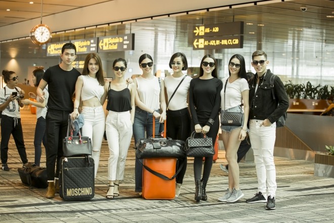 Các người mẫu có mặt tại sân bay lúc 7h sáng để đi Singapore ghi hình cho Đêm Hội Chân Dài 10.