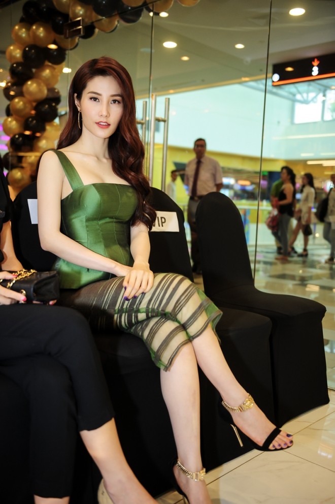 Nữ diễn viên "Gái già lắm chiêu" khoe nhan sắc trẻ trung trong bộ đầm xanh lá mát mắt của NTK Lê Thanh Hòa. Để hoàn tất cho bộ cánh tuyệt đẹp của mình, Diễm My kết hợp giầy cao gót Versace đơn giản nhưng tinh tế.