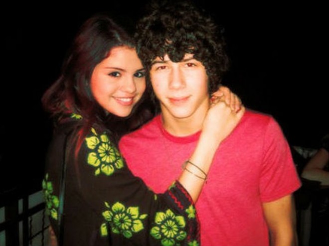 Sau khi hẹn hò với Nick Jonas, Selena bị cho rằng đã cướp người yêu của bạn mình.