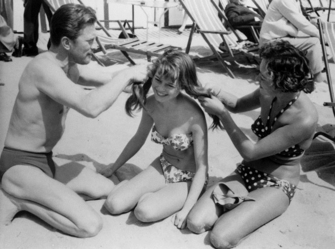 Biểu tượng tình dục Pháp Brigitte Bardot (giữa) trong bộ bikini bên bờ biển Cannes hồi năm 1953 Ảnh: Cosmopolitan