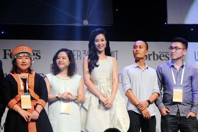 Tối 12/5, Đông Nhi đã có mặt trong sự kiện tôn vinh Top "30 under 30" để nhận kỉ niệm chương của Forbes Việt Nam và biểu diễn với tư cách ca sĩ khách mời. 
