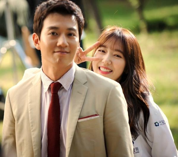 Park Shin Hye suýt dùng nắm đấm với Kim Rae Won