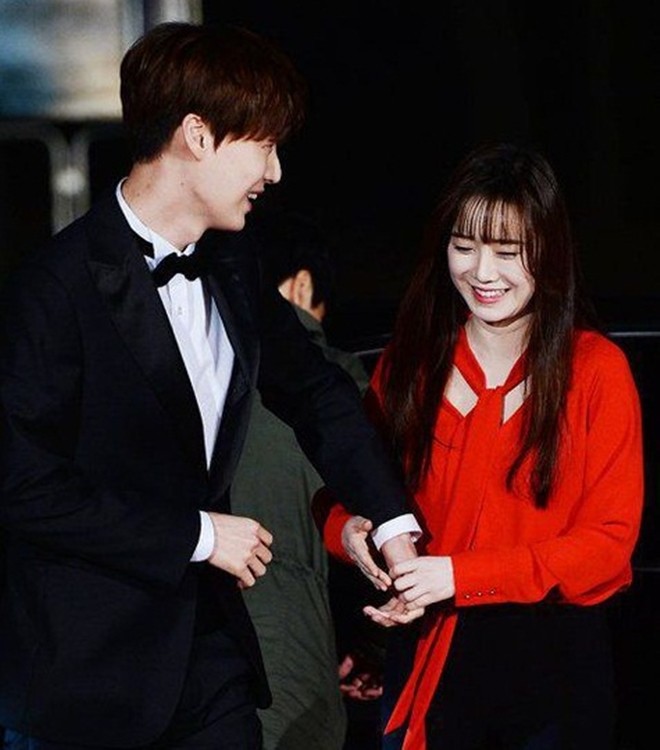 Xuất hiện trong lễ trao giải KBS Drama Award 2015, cả hai khiến công chúng tò mò vì sự thân mật của mình