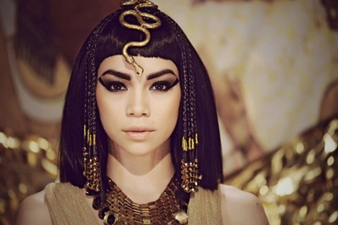 Hình ảnh Nữ hoàng Ai Cập Cleopatra đầy quyền lực và cũng cực kì sexy là sự hóa thân của Hồ Ngọc Hà trong MV Từ ngày anh đi. MV này còn có bối cảnh được dàn dựng công phu, hoành tráng để hợp gu với với “Nữ hoàng” Hồ Ngọc Hà...