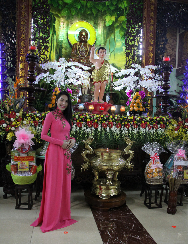 Thủy Tiên diện áo dài kín đáo, cùng mẹ và Công Vinh đi chùa mừng lễ Phật Đản - Ảnh 2.