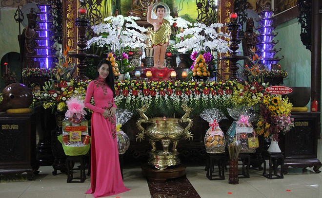Thủy Tiên diện áo dài kín đáo, cùng mẹ và Công Vinh đi chùa mừng lễ Phật Đản - Ảnh 3.