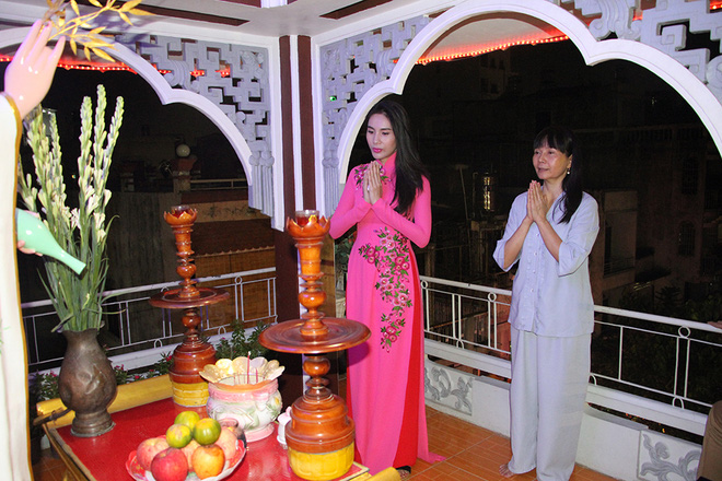 Thủy Tiên diện áo dài kín đáo, cùng mẹ và Công Vinh đi chùa mừng lễ Phật Đản - Ảnh 5.