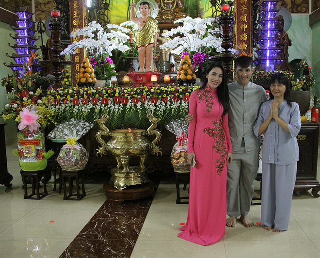 Thủy Tiên diện áo dài kín đáo, cùng mẹ và Công Vinh đi chùa mừng lễ Phật Đản - Ảnh 1.