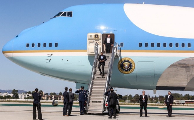Ông Obama bước xuống từ chiếc máy bay