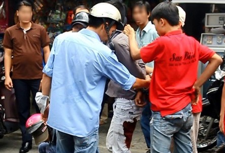 Cảnh sát nổ súng bắt 2 tên cướp nguy hiểm ở Sài Gòn - Ảnh 1.