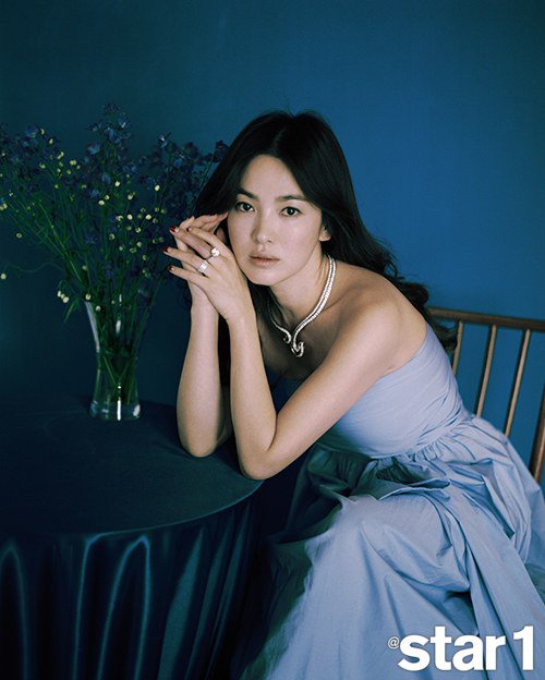 Song Hye Kyo lột xác quyến rũ, khoe vai trần nõn nà trên tạp chí - Ảnh 5.