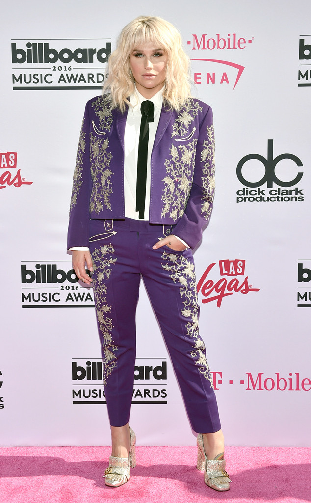 Demi Lovato, Britney Spears đồng loạt diện đồ gợi cảm trên thảm đỏ Billboard Music Awards 2016 - Ảnh 4.