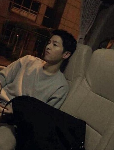 Song Joong Ki xuất hiện như nam sinh tại Bắc Kinh lúc 3 giờ sáng