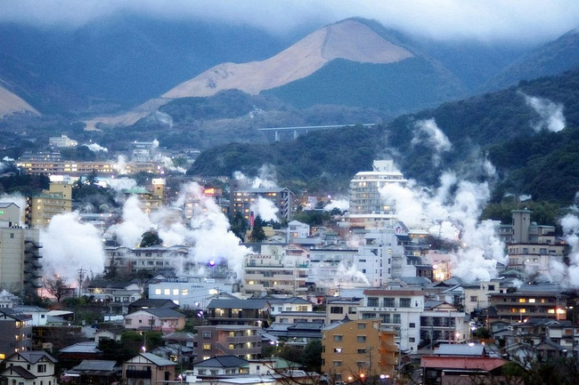 Khám phá thành phố địa ngục trần gian kỳ lạ tại Nhật Bản - Ảnh 1.