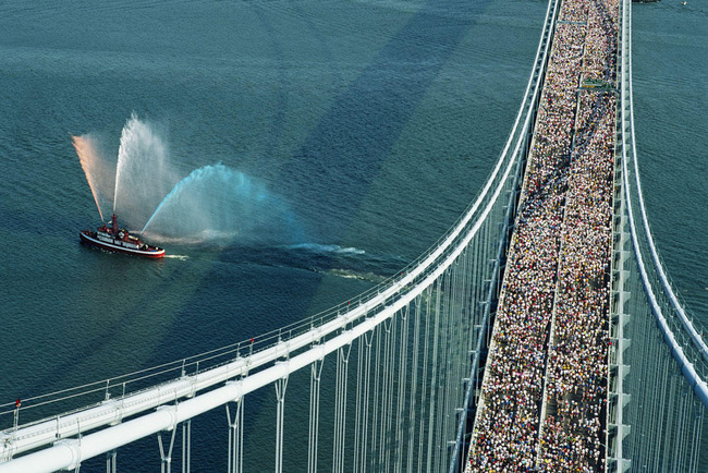 Nghẹt thở trước cảnh tượng 50.000 người chạy qua cây cầu nổi tiếng New York - Ảnh 6.