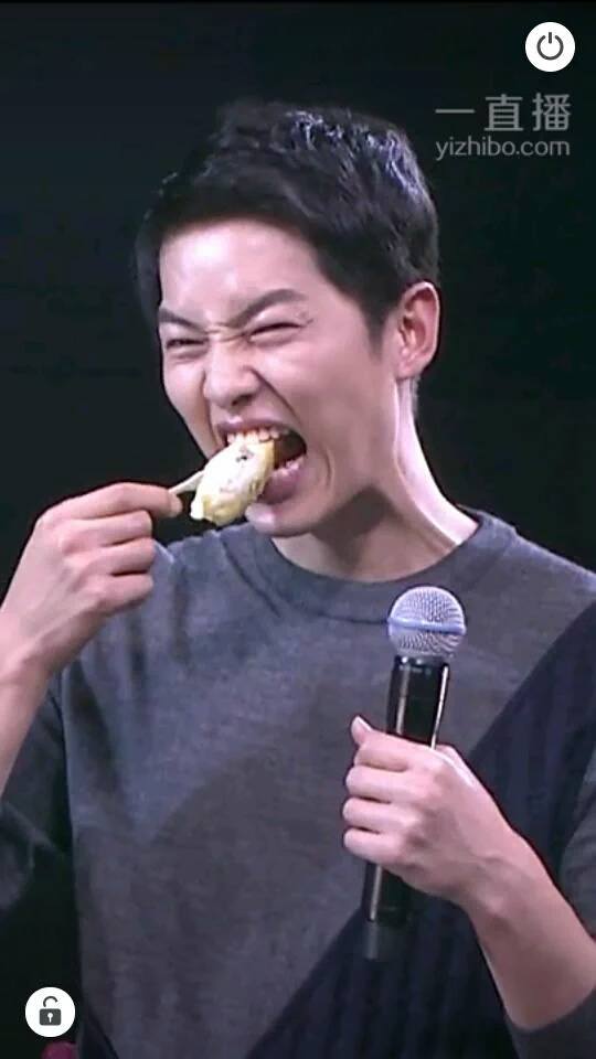 Song Joong Ki bị bạn thân Lee Kwang Soo chơi xấu trong fan meeting - Ảnh 9.