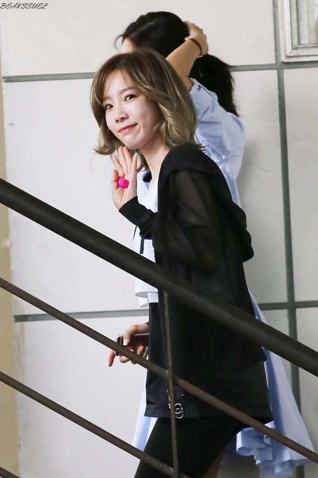 Gác lại lùm xùm, Taeyeon - Yoona (SNSD) vui vẻ tới ủng hộ Tiffany - Ảnh 4.