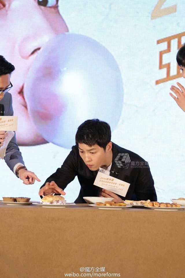 Song Joong Ki bị bạn thân Lee Kwang Soo chơi xấu trong fan meeting - Ảnh 8.