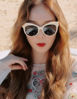 Trong MV mới nhất mang tên "Fly", Jessica đã để lại trong mắt khán giả hình ảnh một cô nàng đầy cá tính với lối trang điểm nhấn môi.