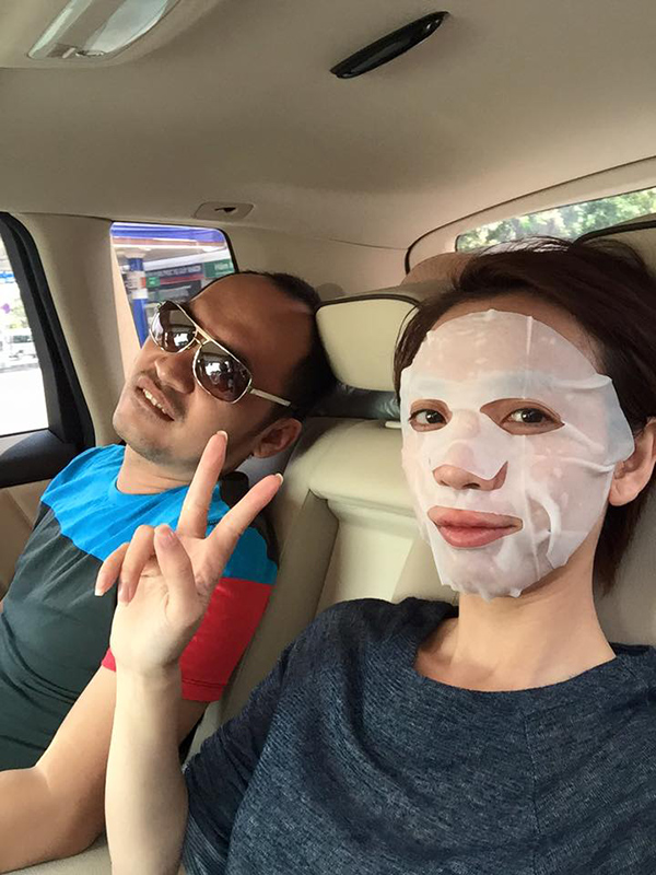Do công việc bận rộn nên mỗi lần đi ô tô là Thu Trang lại tranh thủ đắp mặt nạ nghỉ ngơi.