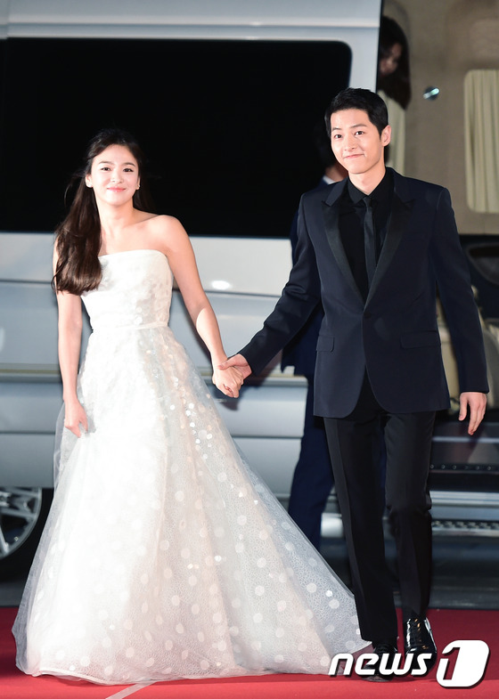 Cặp đôi Song - Song nắm tay tình tứ, Suzy khoe vòng 1 đẫy đà trên thảm đỏ Baeksang 2016 - Ảnh 4.