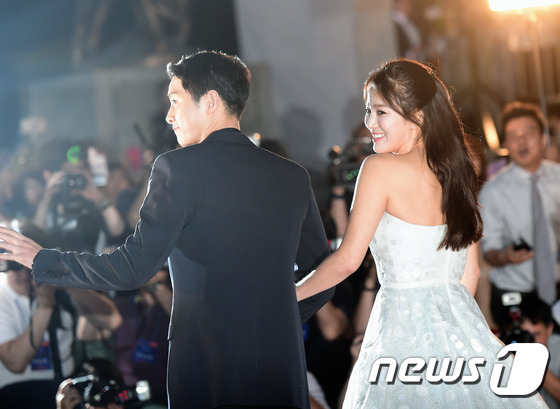 Cặp đôi Song - Song nắm tay tình tứ, Suzy khoe vòng 1 đẫy đà trên thảm đỏ Baeksang 2016 - Ảnh 5.