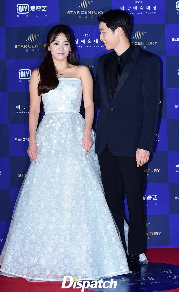 Cặp đôi Song - Song nắm tay tình tứ, Suzy khoe vòng 1 đẫy đà trên thảm đỏ Baeksang 2016 - Ảnh 8.
