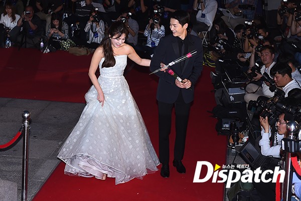 Cặp đôi Song - Song nắm tay tình tứ, Suzy khoe vòng 1 đẫy đà trên thảm đỏ Baeksang 2016 - Ảnh 3.