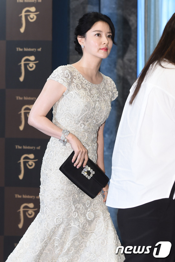 Lee Young Ae minh chứng vẻ đẹp nữ thần ngày trở lại, đọ sắc lộng lẫy bên người đẹp Thái - Ảnh 4.