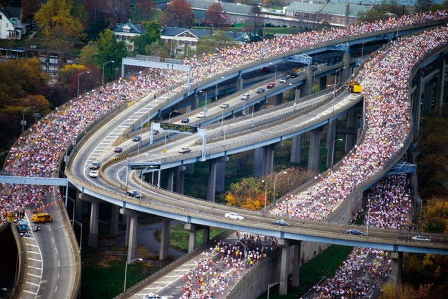 Nghẹt thở trước cảnh tượng 50.000 người chạy qua cây cầu nổi tiếng New York - Ảnh 3.