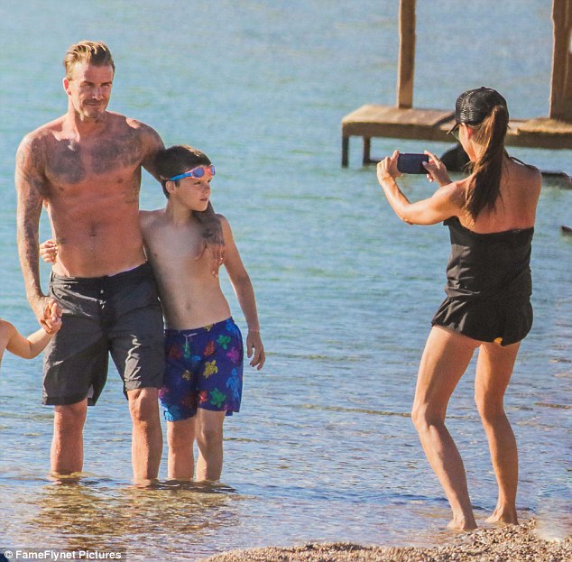 Vợ chồng Beckham khoe dáng săn chắc ở tuổi tứ tuần bên các con trên biển - Ảnh 5.