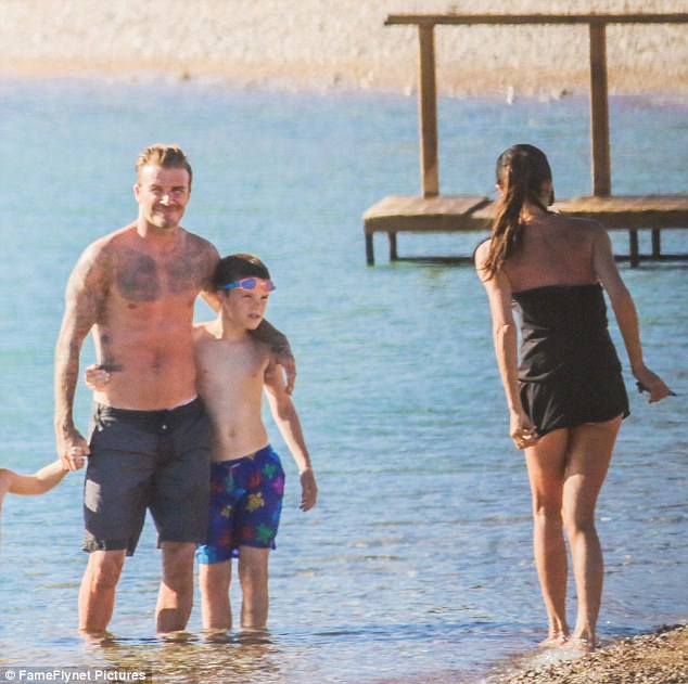 Vợ chồng Beckham khoe dáng săn chắc ở tuổi tứ tuần bên các con trên biển - Ảnh 6.