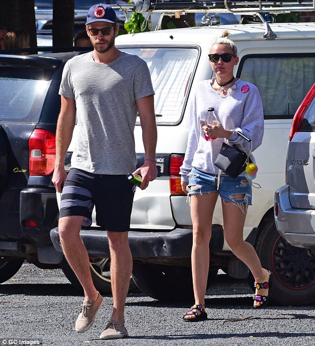 Miley Cyrus - Liam Hemsworth sẽ làm đám cưới trên biển ngay trong hè này? - Ảnh 1.