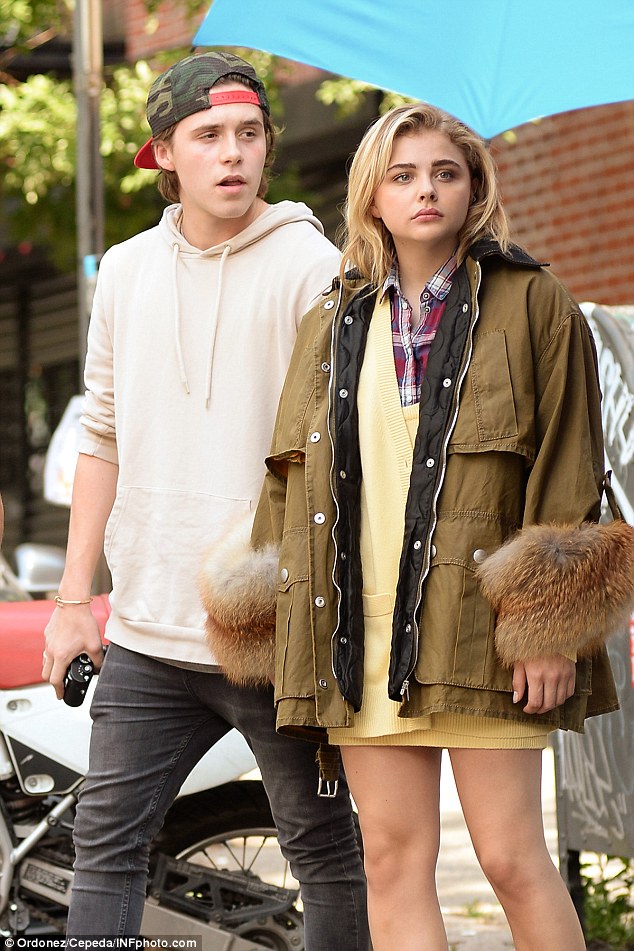 Chloe Moretz bức xúc vì bị chê béo, ôm chặt Brooklyn Beckham không rời - Ảnh 6.