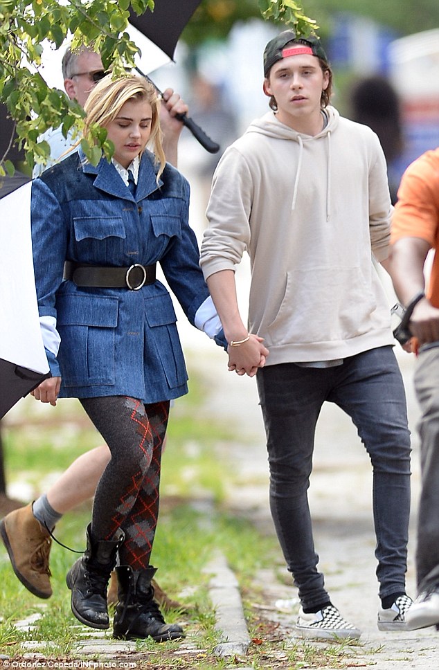 Chloe Moretz bức xúc vì bị chê béo, ôm chặt Brooklyn Beckham không rời - Ảnh 2.