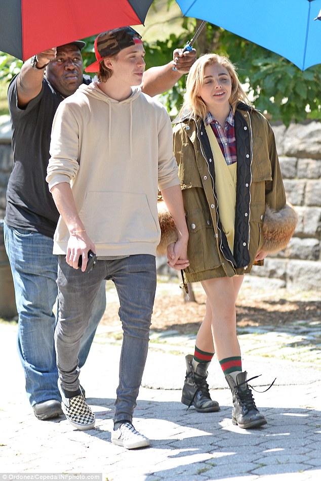 Chloe Moretz bức xúc vì bị chê béo, ôm chặt Brooklyn Beckham không rời - Ảnh 5.