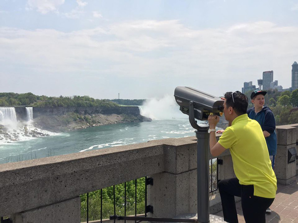 Mr Đàm thích thú ăn kem dạo chơi tại Canada