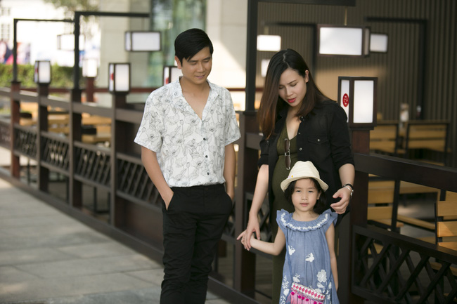 Lưu Hương Giang vác bụng bầu, hạnh phúc xuống phố cùng chồng và con gái - Ảnh 1.