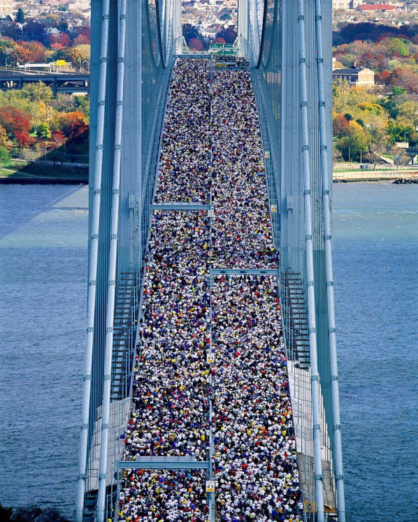Nghẹt thở trước cảnh tượng 50.000 người chạy qua cây cầu nổi tiếng New York - Ảnh 1.