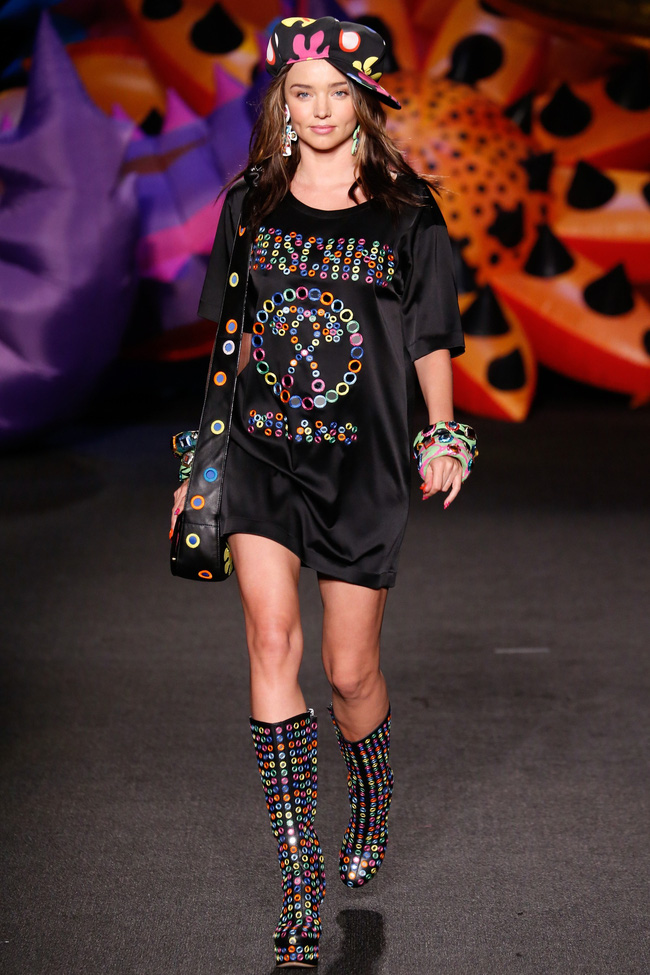 Miranda Kerr tái xuất trên sàn diễn Moschino - Ảnh 2.